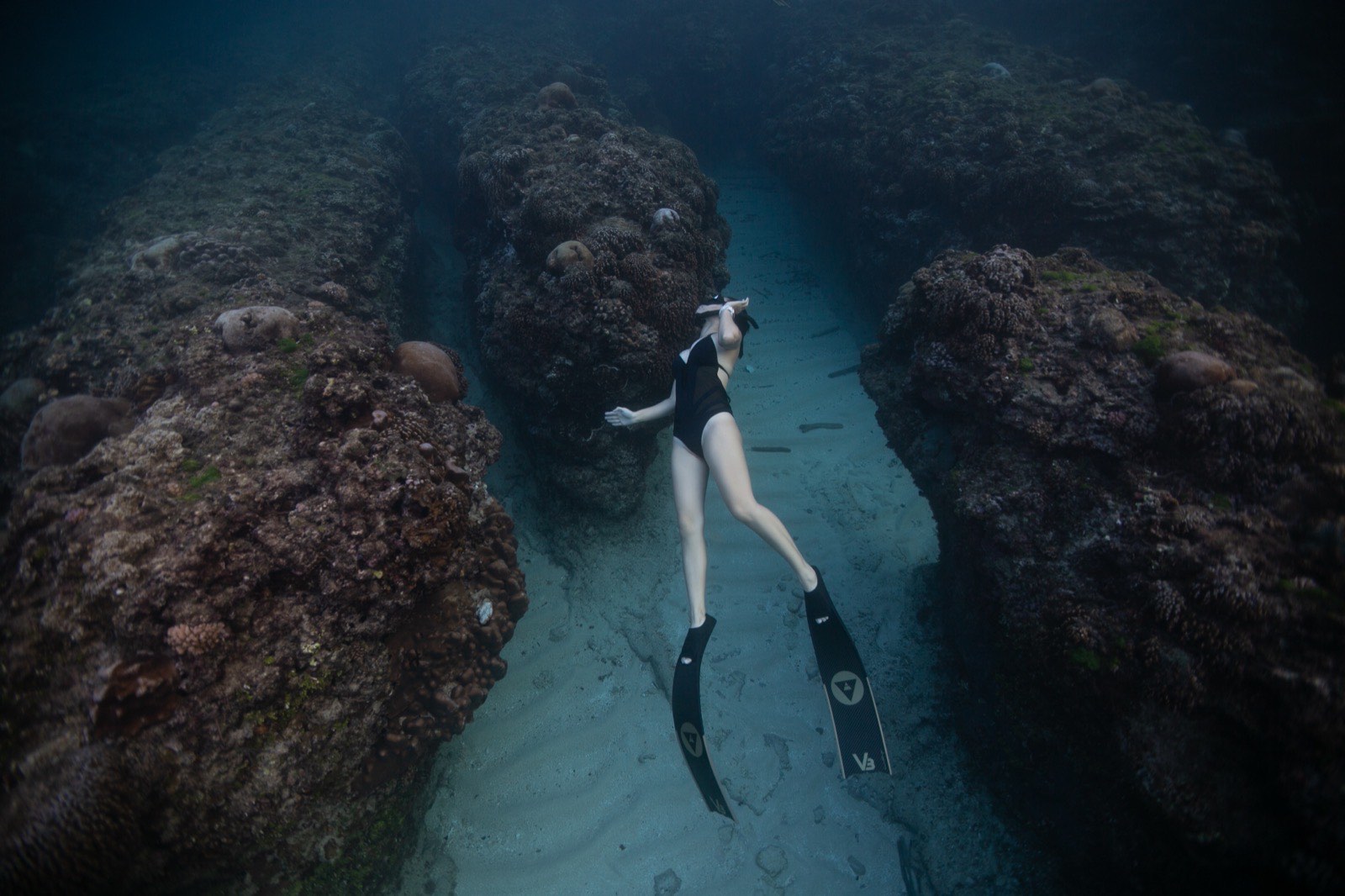 Freediving photography in open water around Xiaoliuqiu