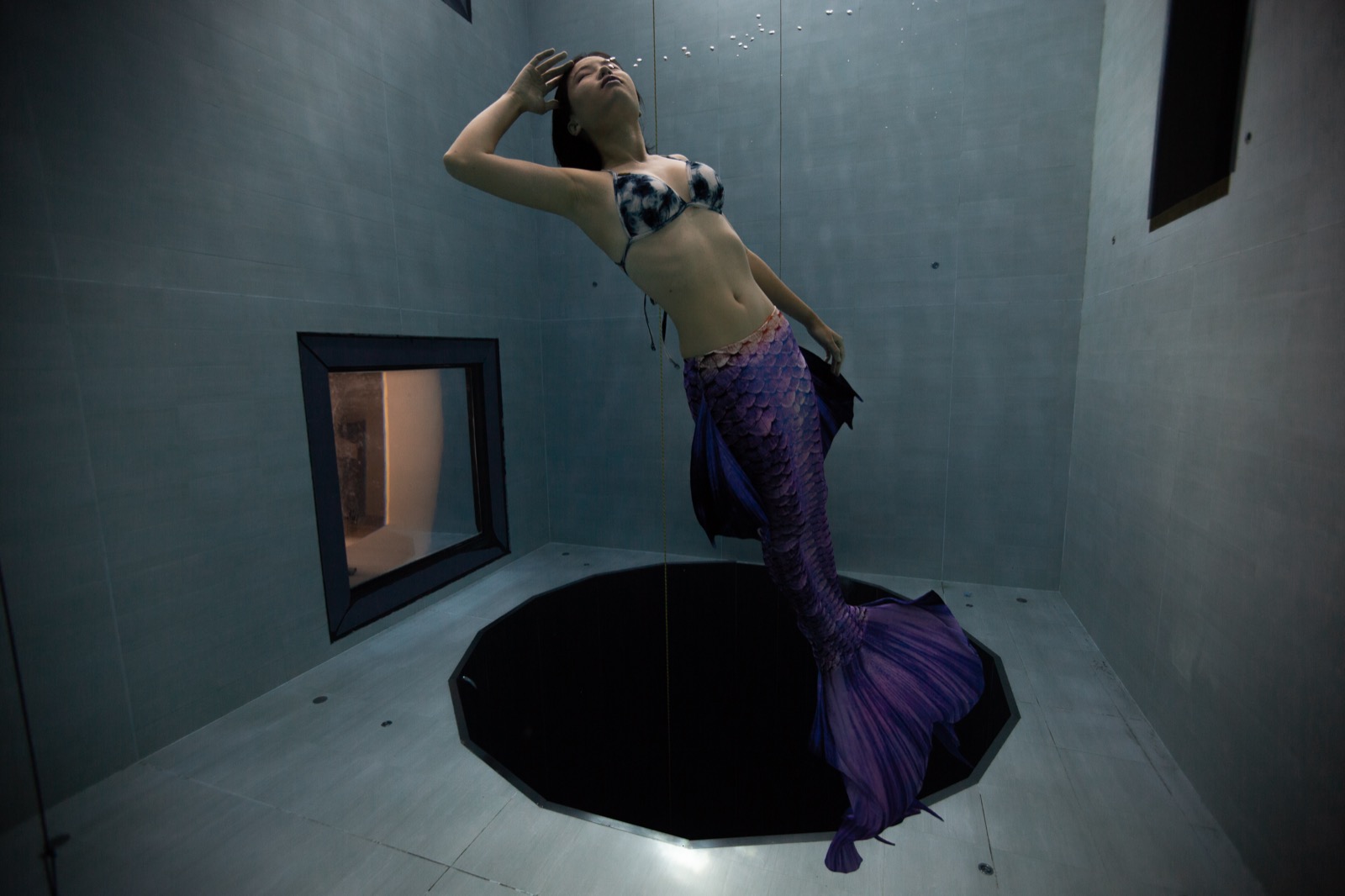 Mermaid freediving in Divecube Hotel (Taichung)'s deep pool